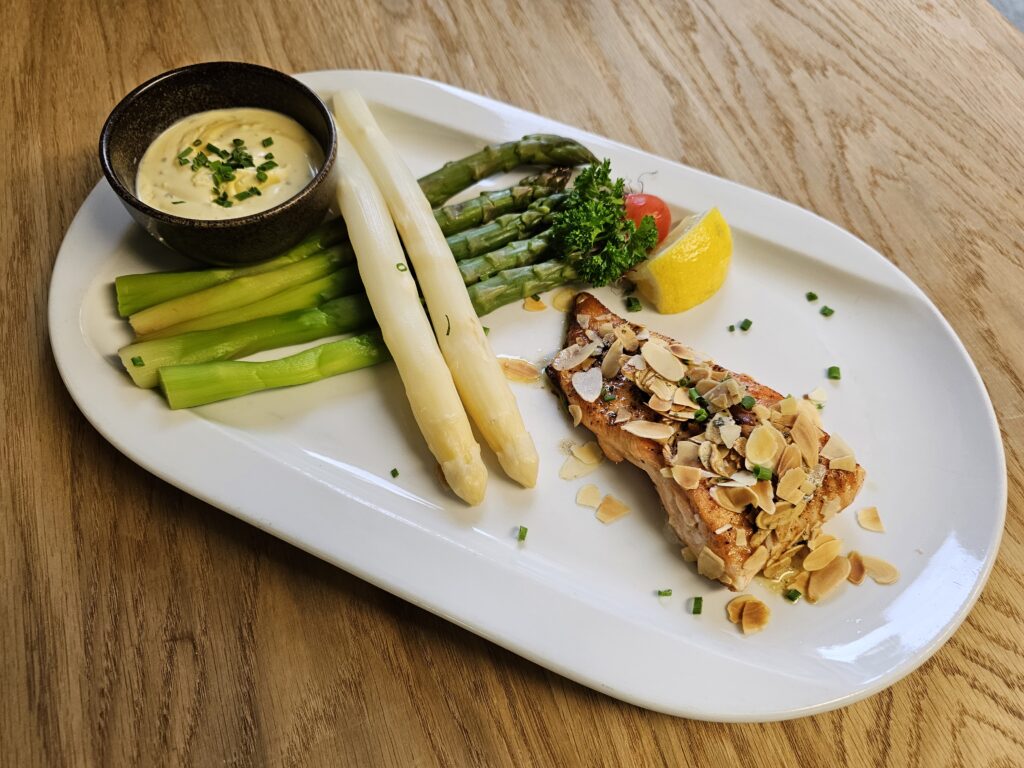 Teller mit Spargeln und Zanderfilet